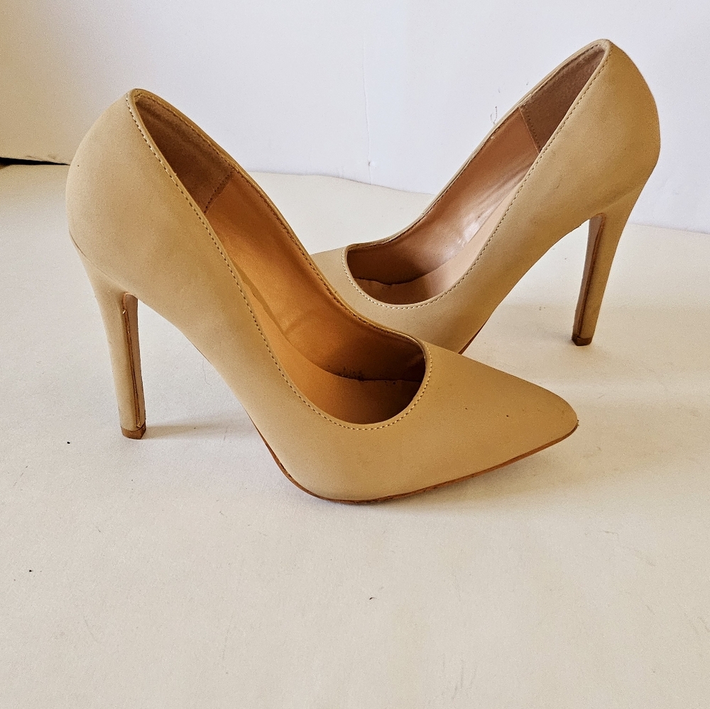 Glaze Women's Cream Pumps - Picture 4 of 8